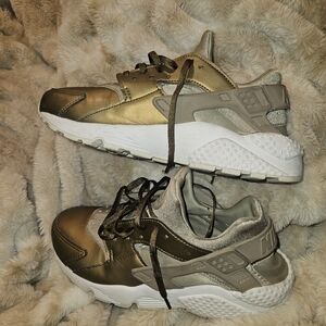 Nike Women’s Metallic Gold Huarache Sneaker